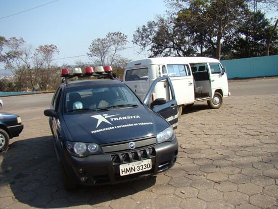 Kombi que fazia transporte irregular de passageiros Itabira-Ipoema é apreendida