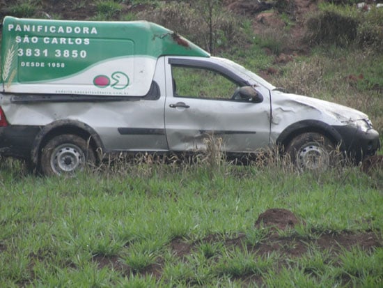 Homem vai entregar pão e carro despenca em ribanceira