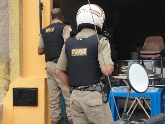 Homens invadem bar e proprietário foge pelos fundos