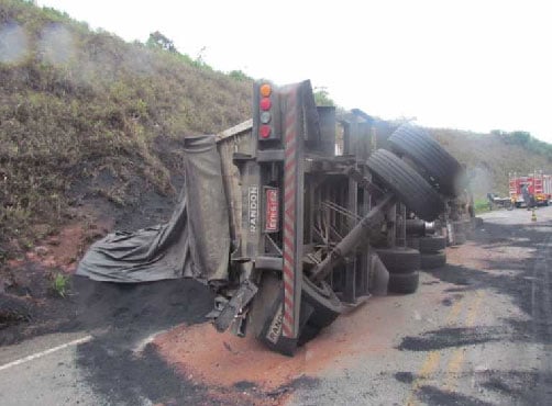 Carreta capota na estrada de Itabira a Nova Era
