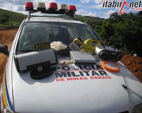 Criminosos são detidos pela PM acusados de arrombar e furtar casa em Itabira