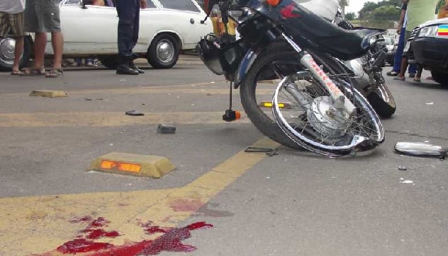 Motociclista sofre fratura exposta ao se envolver em acidente com caminhão, em Itabira