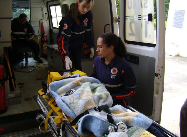 Criança de um ano e quatro meses cai do 2º andar e sofre traumatismo craniano