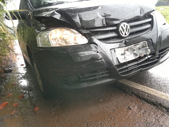 Fox bate na traseira de caminhão na MG-434