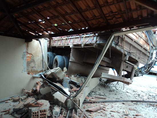 Caminhão carregado de tijolos volta de ré e atinge casa em Bom Jesus do Amparo