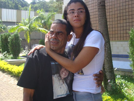 Visivelmente emocionado, pai de Polyanna chega para o julgamento
