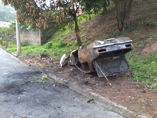 Chevette incendiado pelo próprio dono é depenado aos poucos durante a noite