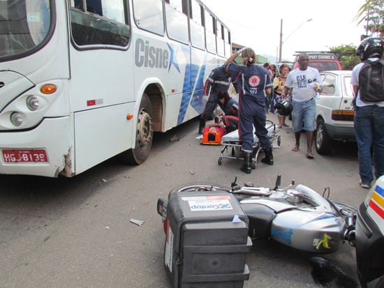 Acidente entre ônibus e moto deixa um ferido e sobra até para viatura da PM