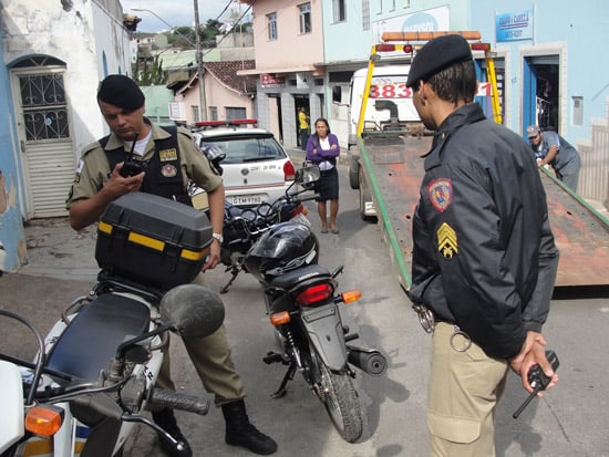 Adolescente de 15 anos foge da PM de moto e bate em poste no centro de Itabira