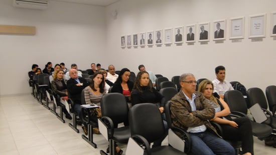 Comerciantes optaram por usar sacolas oxi-biodegradáveis, segundo CDL Jovem
