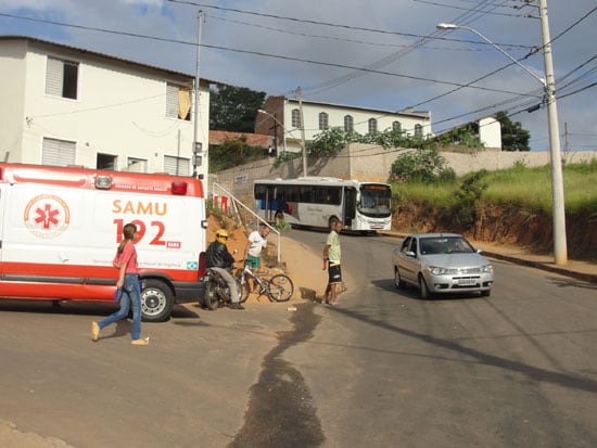Acidente entre carro e bicicleta deixa ciclista ferido