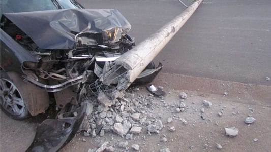 Motorista derruba poste no bairro Praia, foge do local a pé e retorna uma hora depois