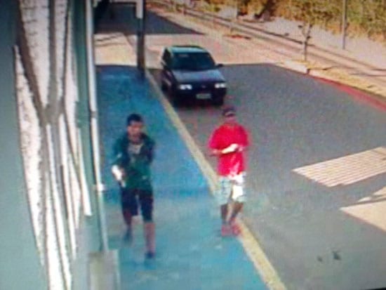 Bandido arromba carro e furta pertences e equipamento de som no São Pedro