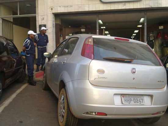 Fiat Punto com queixa de roubo é encontrado estacionado no centro de Itabira