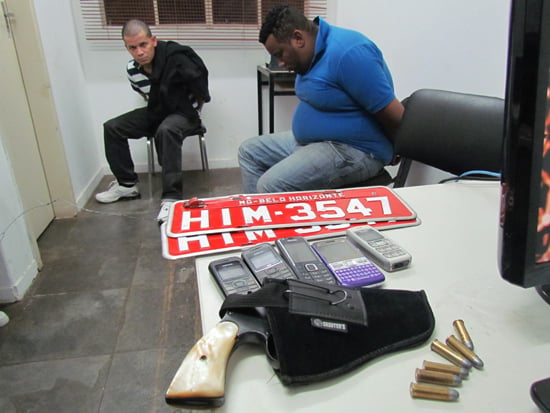 Polícia prende dois suspeitos em caminhão furtado em Itabira