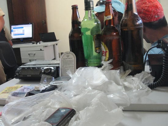 Festa regada a bebida alcoólica termina com quatro homens presos no Gabiroba