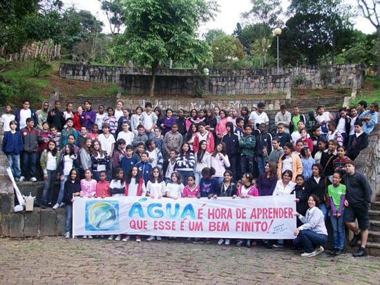 Alunos analisam água do Poço da Água Santa e fazem manifesto pelas ruas de Itabira