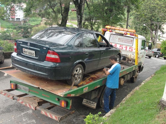 Motorista joga garrafa pela janela na frente da PM e tem carro apreendido