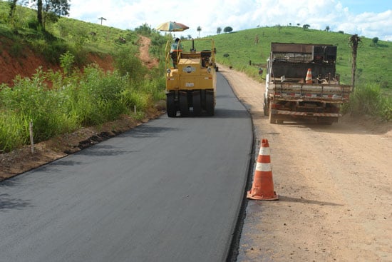 Prefeitura conclui nesta sexta mais um trecho do asfaltamento da estrada Itabira a Ipoema