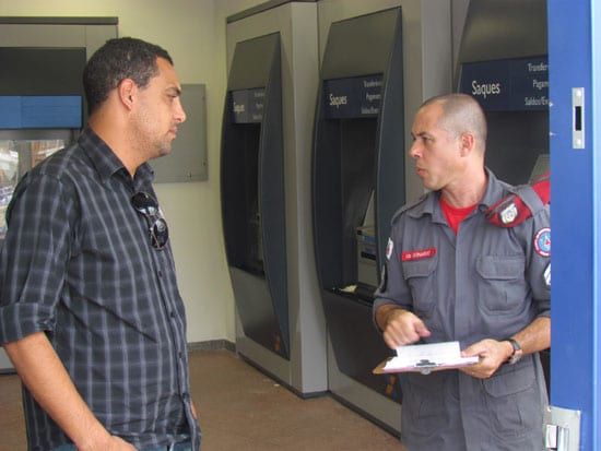 Cliente fica preso em terminal de autoatendimento da Caixa