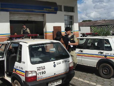 PM prende um dos acusados pela dupla tentativa de homicídio no Pedreira