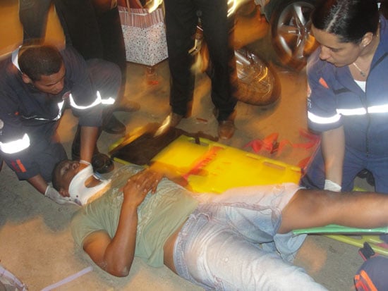 Motoqueiro bate na traseira de veículo e sofre fratura na perna