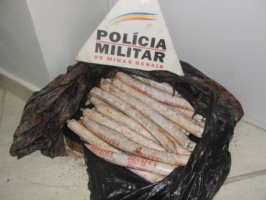 PM apreende 33 explosivos em mina abandonada