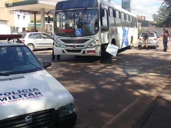 Palio cruza rua e é atingido por ônibus da Cisne