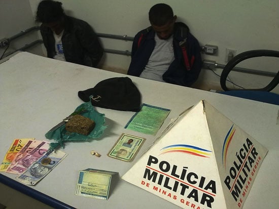 Irmãos viajam a Itabira para comprar drogas e são presos na volta para casa