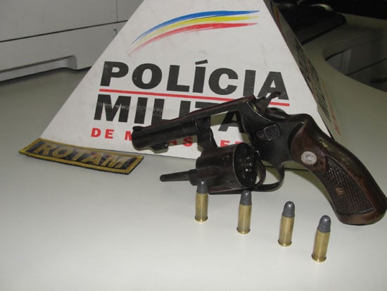 PM detém dois jovens e apreende revólver na avenida Central