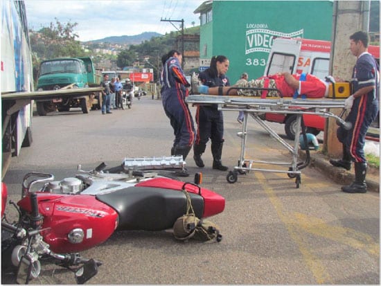 Motoqueiro sofre acidente ao tentar ultrapassar ônibus da Cisne no Gabiroba