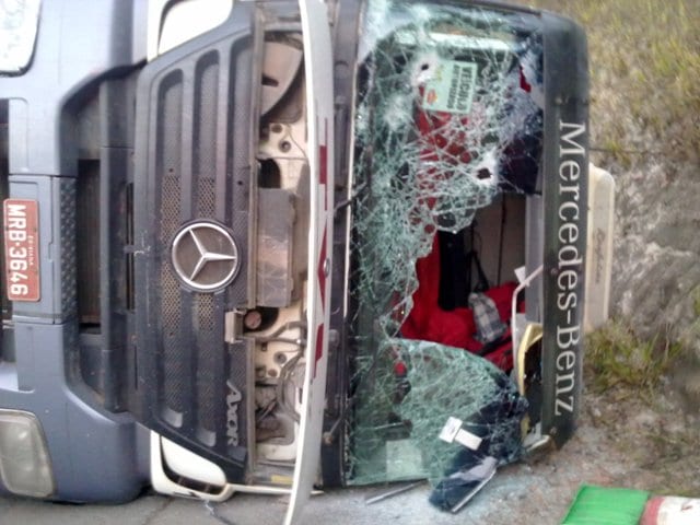 Carreta carregada de escória tomba na estrada de Itabira a Nova Era