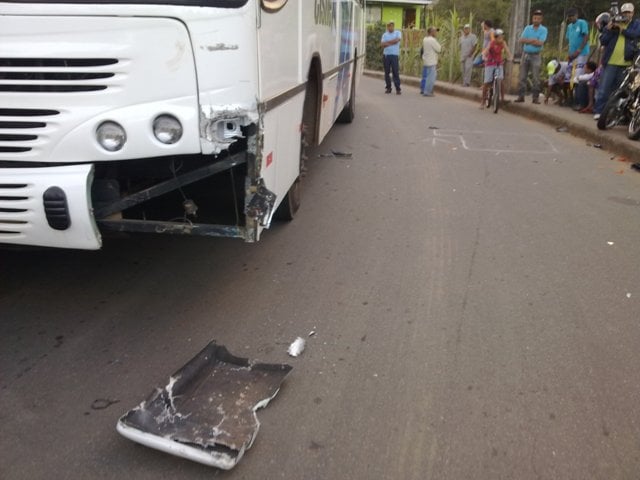 Sem CNH A, motoqueiro bate de frente com ônibus da Cisne