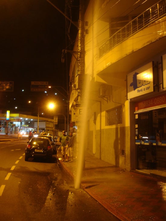 Adutora do Saae estoura e jorra água na avenida João Pinheiro