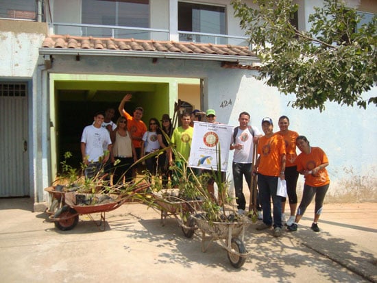 Membros do Rotaract Club plantam 226 árvores no Colina da Praia