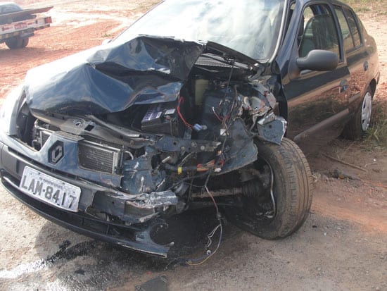 Acidente envolve dois carros e um caminhão na Ponte dos Machados