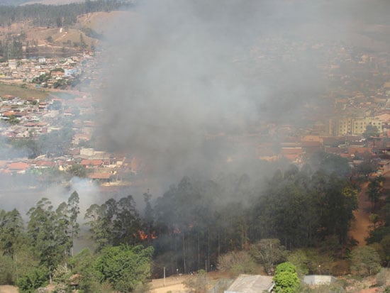 Incêndio no bairro Campestre coloca residências em risco e cobre bairros de fumaça