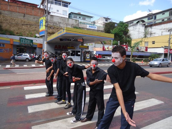 Com teatro, alunos do Combem conscientizam sobre travessia segura