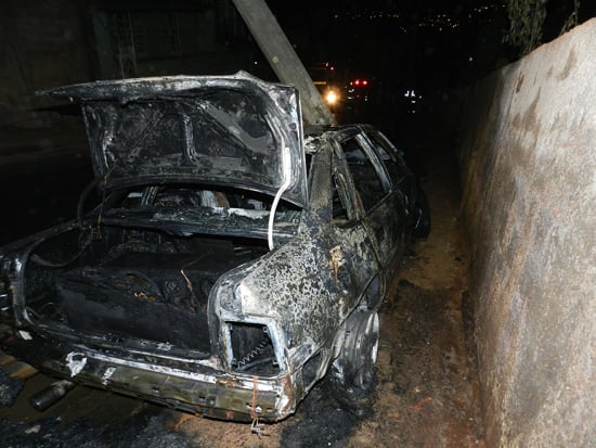 Carro bate em poste, pega fogo e deixa vários bairros de Itabira sem luz