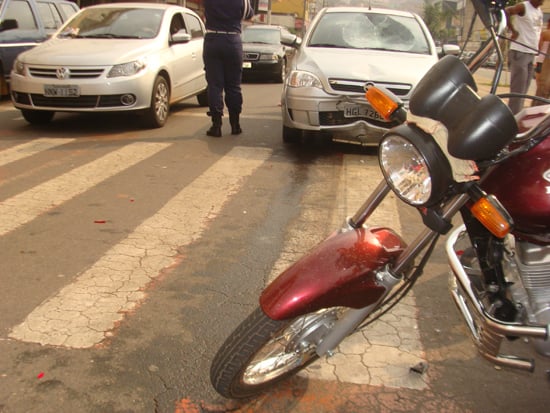 Motoqueiro dá preferência a pedestre e é atingido por carro