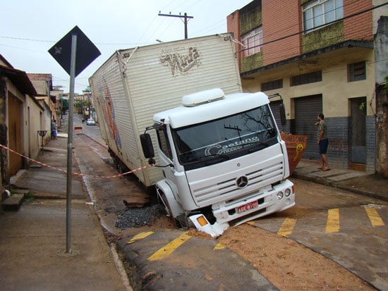 Caminhão atola em obra terceirizada do Saae