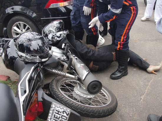 Acidente entre carro e moto deixa mulher ferida