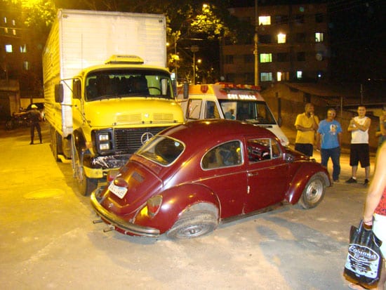 Caminhão destrói lateral de Fusca em cruzamento