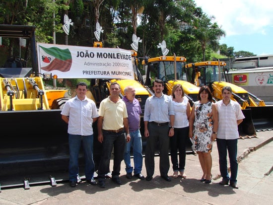 Prandini apresenta duas carregadeiras e três retroescavadeiras compradas pela Prefeitura