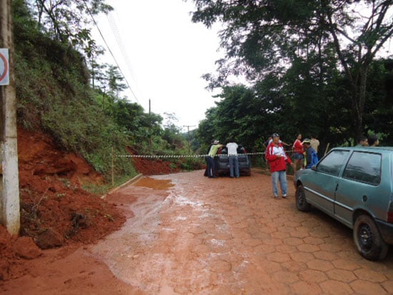 Rua desaba e interdita trânsito em Passabem