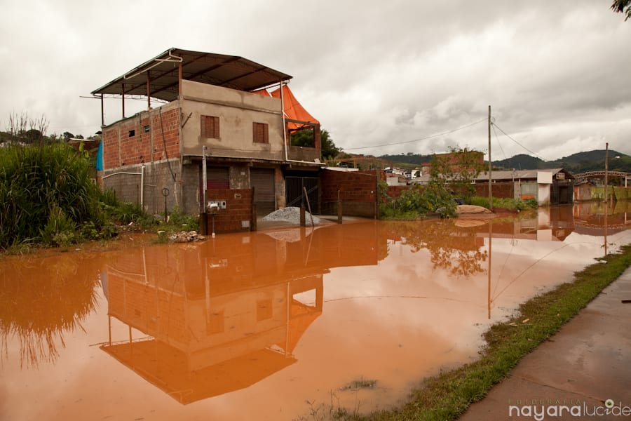 Enchente em Nova Era interdita avenidas e desaloja famílias