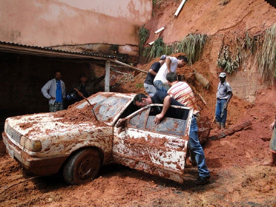 Deslizamentos de terra, carros soterrados e alagamentos em São Domingos do Prata