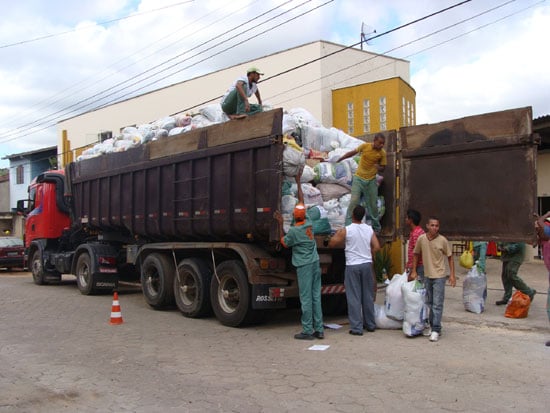 Carreta leva mais 25 toneladas de donativos ao Rio