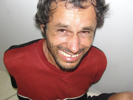 Homem armado com uma faca assalta mercearia e é preso pela polícia