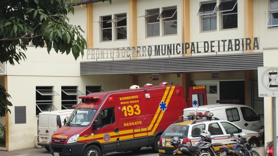 Óleo na pista causa queda de moto e fere duas pessoas na BR-381